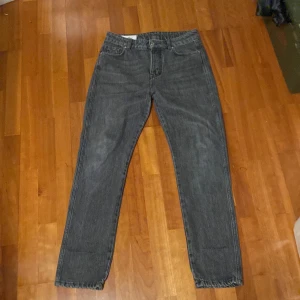 Mörkgrå jeans från J.Lindeberg 31/32 - Snygga mörkgrå jeans från J.Lindeberg. Jeansen sitter looose fit. Använt fåtal gånger vilket gör dem till bra skick! 