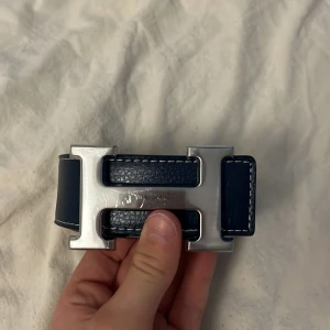 H bälte  - Bälte med h spänne mörkblått