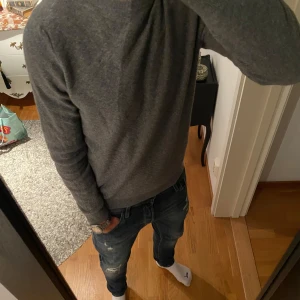 Grå stickad tröja Lawrence Grey - Finstickad tröja från Lawrence Grey i ullmix (70% ull). Helt ny!                                                                                   Pris: 399kr (ord 1099)                                                              Storlek: S