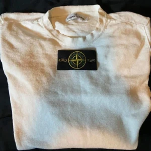 Stone Island tröja - Stilren långärmad Stone Island tröja. Sparsamt använd i bra skick. Tveka inte på att höra av dig med frågor eller funderingar!