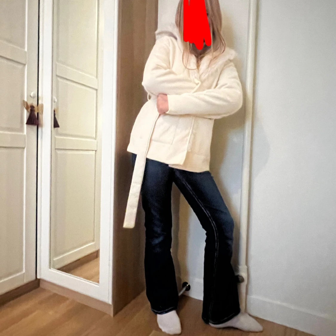 Vit pälsjacka med huva och bälte - 2