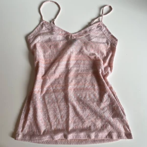 Rosa linne  - Så gulligt rosa linne från American Eagle, lite mission inspirerat i mönstret med silver, orange o rosa🩷🧡Storlek S!