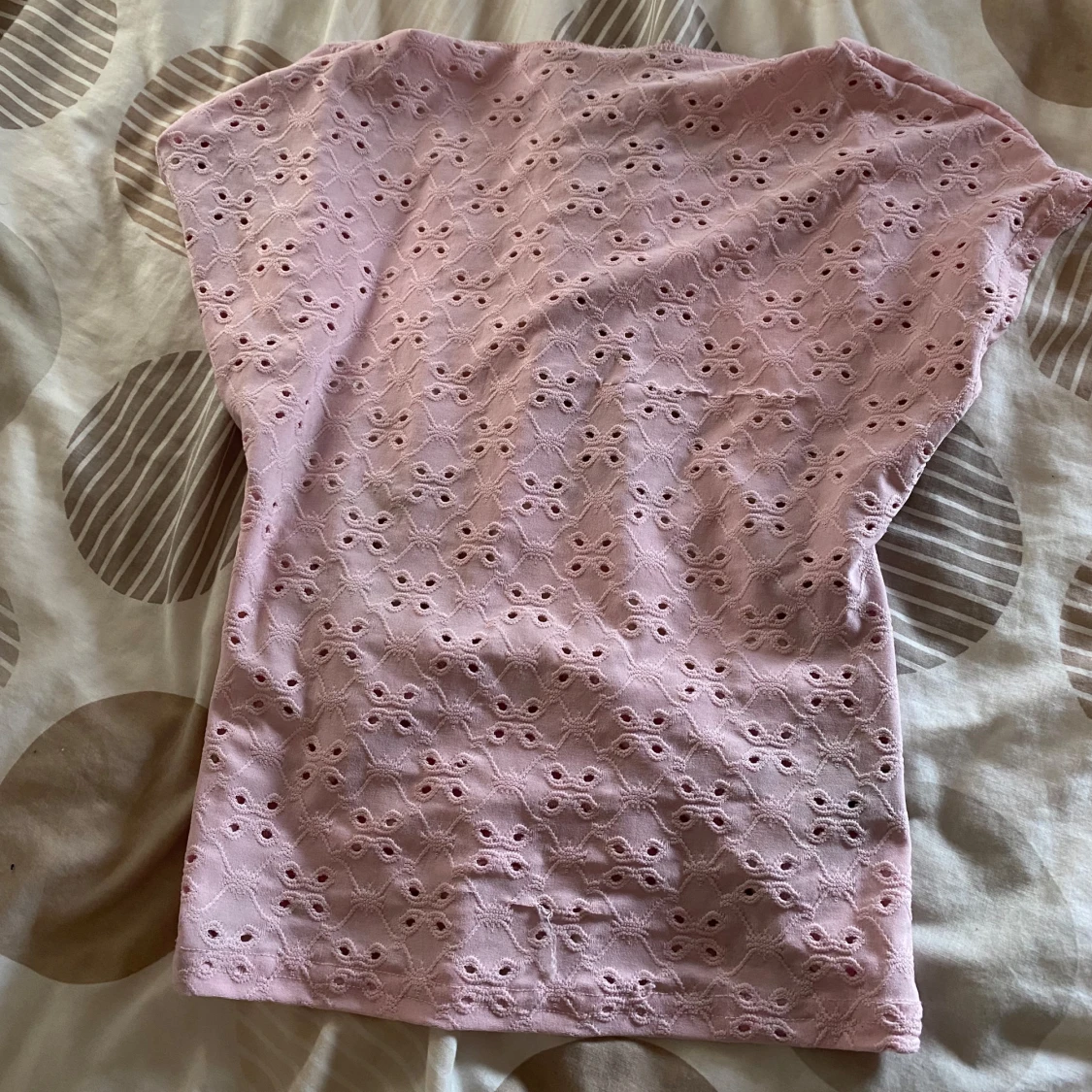 Ljusrosa broderad blus med hålmönster - 1