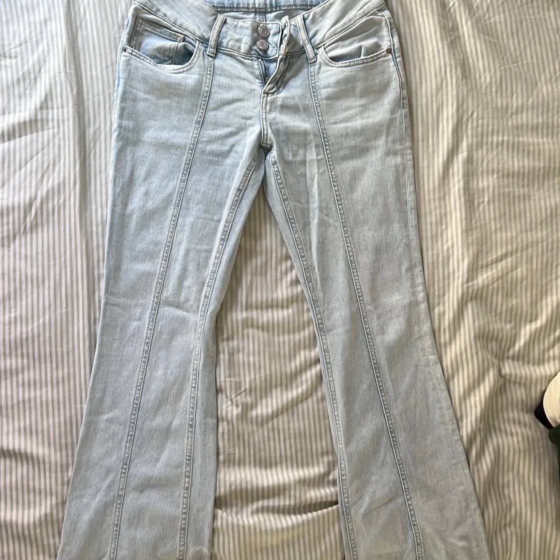 Bootcut ljusblå jeans med pressveck