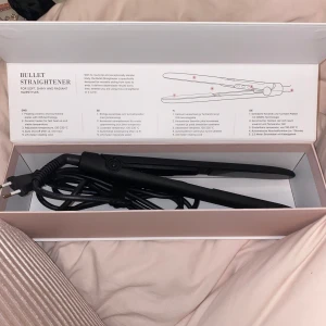 Plattång  - Cera Professional Bullet Straightener. Använd ca 4 gånger, inga defekter. Se näst sista bilden för mer info. Nypris 850 kr.