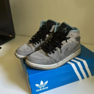 Nike Jordan 1 Mid - Säljer dessa feta jordans i storlek 40 som inte längre kommer till användning. 