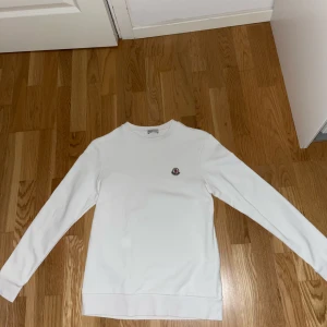 Vit sweatshirt från Moncler - Säljer min Moncler då dene lite för liten för mig. Knappt använd skicket e som ny Scan på märker fungerar.