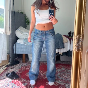 Blå Bootcut jeans  - Säljer ett par blå jeans från Object med snygga kontrastsömmar och broderad detalj på bakfickan. Jeansen har låg midja, raka ben och klassisk femficksdesign. Perfekta för en chill och avslappnad look. Materialet är mjukt denim i bomull. För kontext är jag 152cm lång men de är lite långa på mig😋