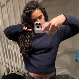 Mörkblå stickad tröja med rund hals - snygg mörkblå stickad tröja med rund hals och långa ärmar. 