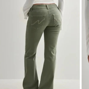 Nelly Stitch Jeans - Nelly Low Waist Bootcut Stitch Jeans i grön🥰 Så sjukt snygga och bekväma, de är i stretchigt tjockt material och passar till mycket! Strl 38! ☺️ Använda 2/3 gånger och i super skick! Nypris 699:-