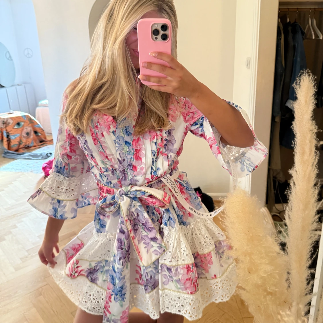 Blommig vit kortklänning från Bella barnet - 1