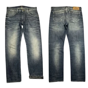 Lee Rider 101 Selvedge - Säljer mina sjukt feta Lee jeans då skräddaren sydde upp de för långt. Storleken var 31/32 nu 31/30, super bra skick utan några defekter. Tyget är vävt i Japan och de är riktigt mjuka samtidigt robusta och bra i kvalitén! Tags finns kvar ifall man vill ha de. Midja: 42cm, Ytterben 100cm och Benöppning: 17cm. Jag på bilden är 181cm och väger 68kg. Om du undrar något så är det bara att höra av sig🤩 Priset kan förhandlas🤝