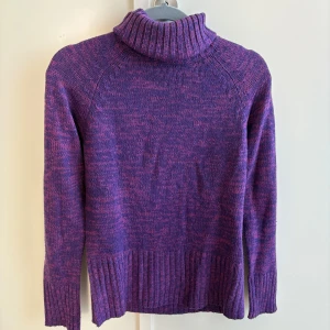 Lila polotröja - Lila polotröja som är långärmade och har ribbade muddar samt nederkant. 