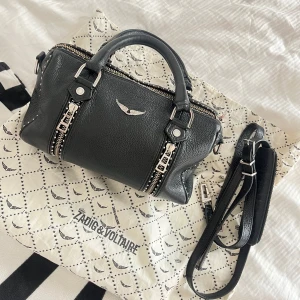 Zadig & Voltaire sunnybag mellan  - Säljer min älskade Zadig & Voltaire sunny väska i mellan storleken då den inte kommer till användning längre och bara ligger i mitt rum som prydnad. Denna väska har kommit till en hel den användning men ser ändå väldigt fräsh ut och är i ganska bra skick. Bandet till väskan och original påsen den kom i inkluderas i köpet!! Denna väska är köpt för 5000kr och har varit min favo väska länge, så jag förväntar mig ett bra pris för den. Skriv gärna till mig innan ni klickar på köp direkt!!❣️❣️