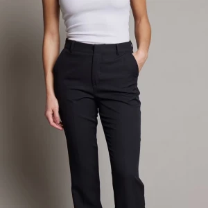 Högmidjade kostymbyxor  - Från Bikbok! Byxorna har lite noppror på ena benet men är utöver detta i gott skick. 💕