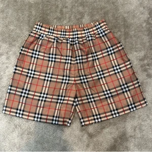 Men’s Burberry shorts - ✨ Exklusiva Burberry-shorts ✨ Ikoniska shorts från Burberry med det klassiska rutiga mönstret i beige, svart, vitt och rött – en tidlös design som aldrig går ur stil!  👕 Detaljer: 	•	✅ Elastisk midja för perfekt passform 👌 	•	✅ Svart meshfoder på insidan för extra komfort 🕶️ 	•	✅ Lätt och luftigt material – perfekt för varma dagar ☀️  🔥 Style it: Bär dem till en enkel vit t-shirt, sneakers och solglasögon för en lyxig streetstyle-look som sticker ut. Perfekta för både stranden 🏖️, stan 🏙️ eller 