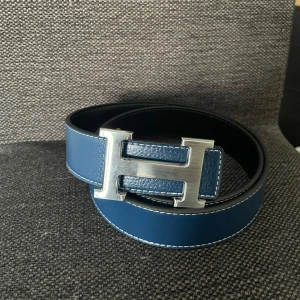H Bälte - Ett riktigt fett mörkblått H Bälte | storlek 105 | helt nytt | skriv vid frågor eller intresse!