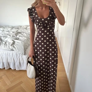 Prickig långklänning - Finaste prickiga långklänningen från design by sí endast använd en gång💘💘