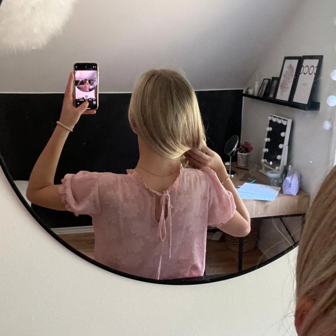 Söt rosa blus med knyt i nacken - 1