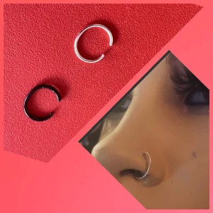 By prisförslag- 1 Svart och 1 silver näsring - Två näsringar i minimalistisk stil, en i svart och en i silver. Båda är öppna cirklar som enkelt kan sättas i näsan för en cool och edgy look. Perfekt för dig som vill ha en enkel men snygg detalj till ansiktet.
