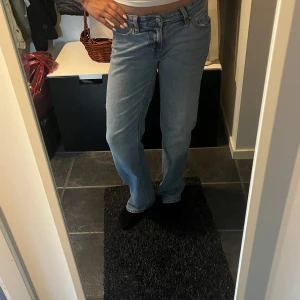 Ljusblå jeans från STAY, straight fit - Ljusblå jeans från STAY i rak modell med klassisk femficksdesign och normal midja. Jeansen har en enkel look med snygga sömmar och passar perfekt till sneakers eller boots. Tillverkade i mjukt denimtyg för en skön känsla hela dagen.