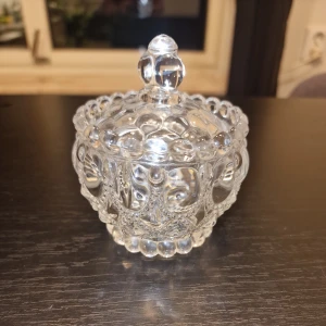 Sockerskål - Bilderna visar en gammaldags socker/karamell skål med lock, vackert mönstrad och perfekt för att förvara småsaker eller godis. Den har en unik design med bubblor och detaljer som gör den till ett snyggt inslag i rummet.