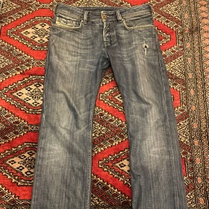 Diesel jeans‼️‼️ - Säljer ett par sjuuukt feta diesel jeans!!! Sitter riktigt najs me bootcut passform. Ett par vintage diesel vilket är ett plus, har riktigt najs slitningar här o där!!