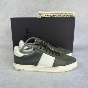 Valentino flycrew sneaker - – Condition: 8,5/10 - all spikes are still on  – What is included: Box & dustbag  – Retail price: 7200 + SEK