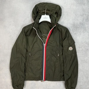 Moncler windbreaker  - Säljer en moncler windbreaker, väldigt bra skick köpt i höstas men säljs pga att den inte använts så mycket. Självklart äkta. Hör av er vid fler frågor. 