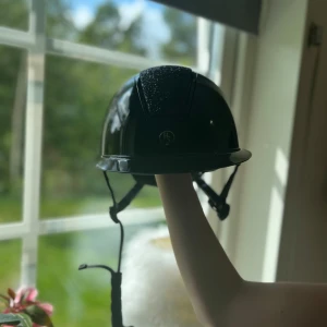 Hansbo ridhjälm  - Nu säljer jag min hansboridhjälm som aldrig slagits i något är som en ny den har mips och storlek M 55-57cm                                                       Vi kan diskutera om pris 