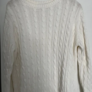 Vit tröja  - Jag säljer min vita icon sport tröja då den inte kommer till användning. Den har inga skador eller defekter och är fortfarande väldigt vit kontakta mig vid funderingar eller intresse.