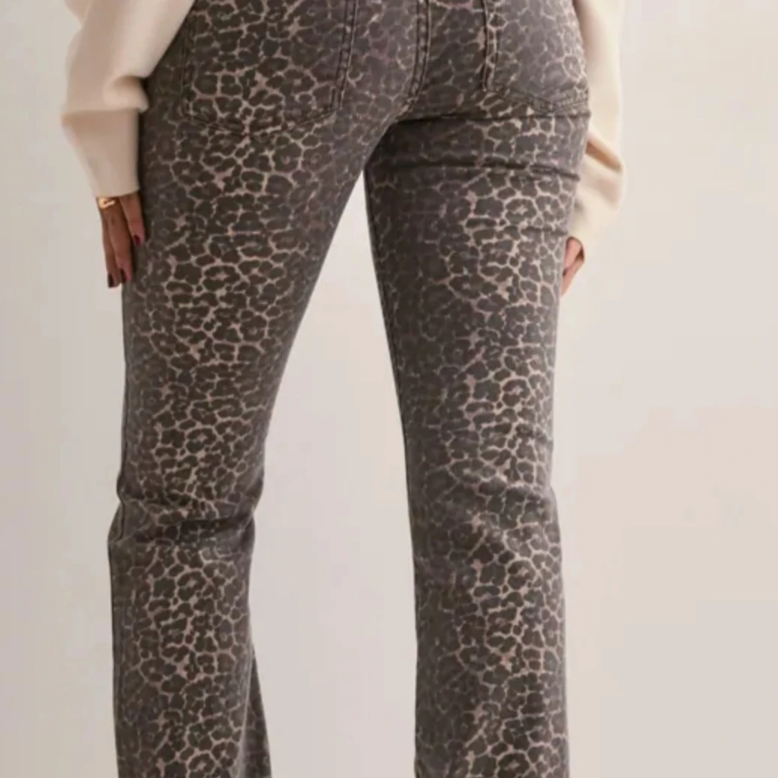 Leopardmönstrade bootcut jeans - 1