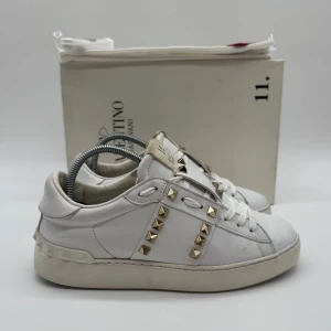 VALENTINO ROCKSTUD SNEAKERS - Valentino rockstud sneakers - Skick: 8,5/10 - Storlek 36 - Tillbehör: Box & Dustbag & Kort - Nypris 7700kr - Hör av dig vid minsta fundering / Deluxecloset