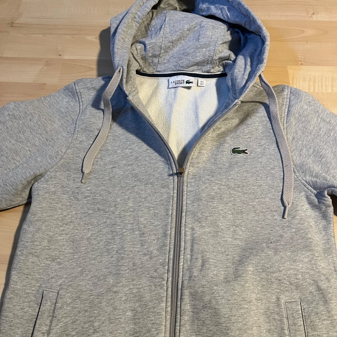 Grå hoodie från Lacoste - 1