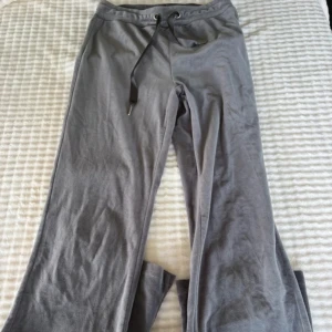 Grå mjukisbyxor från Gina Tricot  - Grå mjukisbyxor från Gina Tricot i storlek XS. Byxorna har en loose passform med raka ben och bred resår i midjan. Snygg snörning framtill med metalländar och mjukt material som känns skönt mot huden. Perfekta för chill eller häng med kompisar.