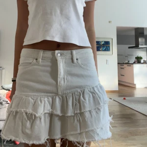 Jeanskjol med volang Gina Tricot - Söt jeanskjol med volanger ifrån Gina Tricot. Använd max 3 gånger så i jätte bra skick!