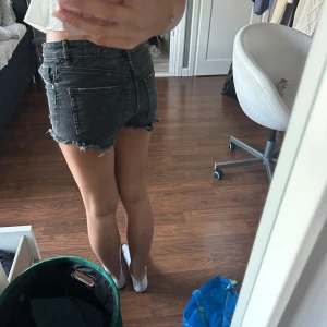 Gråa jeansshorts - Fint skick. från Zara. Pris kan diskuteras. Storlek 32=Xxs