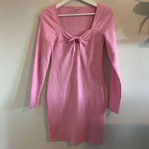 Kort rosa klänning - Kort rosa klänning med rosett i fram 🩷