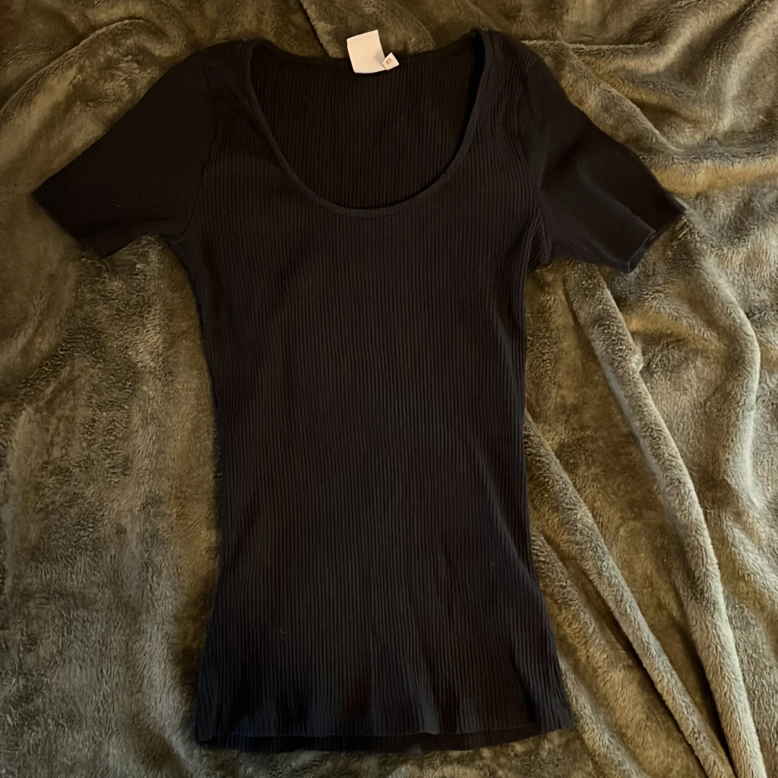 Svart ribbad T-shirt  - 1