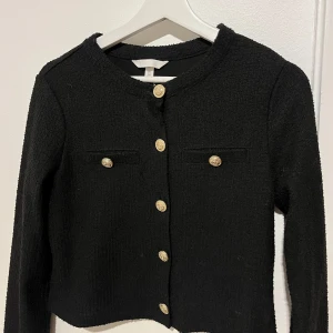 Svart kofta - Säljer denna svarta kofta med guldknappar, då den inte kommer till användning❤️