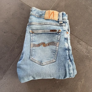 Ljusblå jeans från Nudie Jeans tight Terry  - 9/10 skick inte använd många gånger och väldigt sköna jeans
