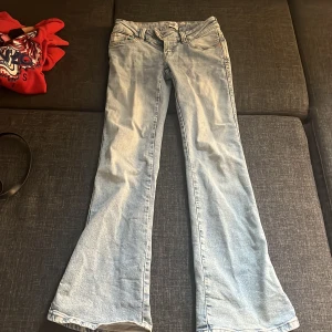 Ljusblå bootcut jeans med broderi från lager157 - Säljer ett par ljusblå jeans från 157 med bootcut-modell