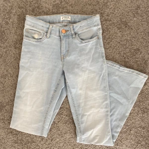 Ljusblå lågmidjade bootcut jeans - Söta ljusblåa lågmidjade bootcut jeans från Lindex. De är i bra skick förutom några fläckar (sista bilden) men jag tror de kom ifrån när de blektes i produktionen. Priset kan diskuteras vid snabb affär!