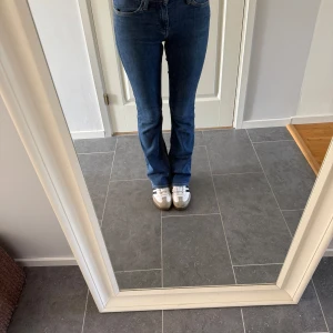 Low waist bootcut jeans från Lee - Låg midjade bootcut jeans från Lee. Använda max 2 gånger. Storlek 27/31. Skriv gärna om du har frågor