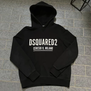 Dsquared2 hoodie  - En riktigt fet dsquared hoodie | 9/10 skick, använd några gånger bara | storlek 16y vilket motsvarar ungefär S | nypris ligger på 2000kr | skriv vid frågor eller intresse!