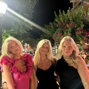 Rosa Zara Body - Säljer en superfin rosa body med stora volanger runt urringningen. Klänningen har en djup v-ringad front och är ärmlös, vilket ger en riktigt snygg och trendig look. Perfekt för dig som vill sticka ut och älskar färg! Nån fläck 