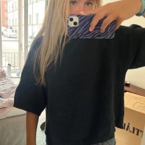 Stickad t-shirt - Gullig stickad t-shirt i en turkos/mörkblå färg