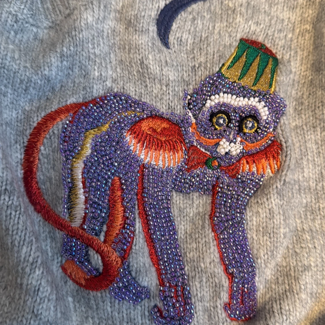 Grå stickad tröja med broderad apa - 2