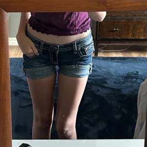 Miss me shorts - Så fina miss me shorts som är avklippta så man kan vika upp så som man vill. Fint skick och dem är stretchiga, snygga detaljer!