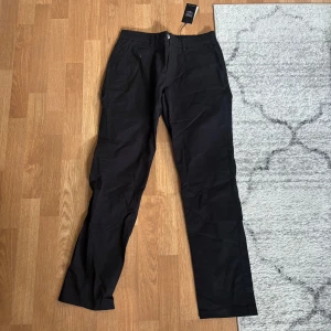 Svarta chinos från New Look - Svarta chinos från New Look med klassisk rak passform och midwaist